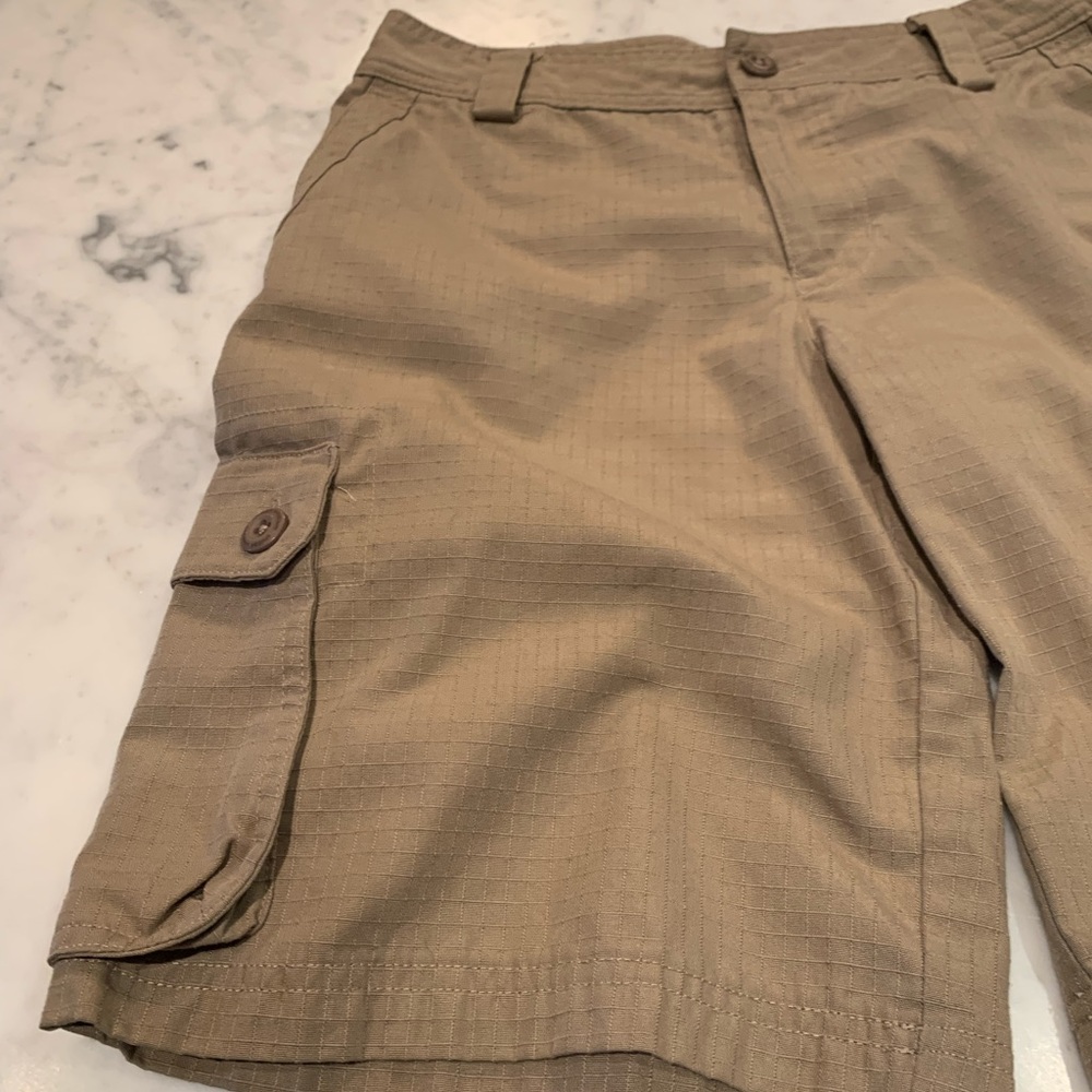 UNDER ARMOUR Boys Cargo Shorts Size YL EUC - Picture 3 of 5